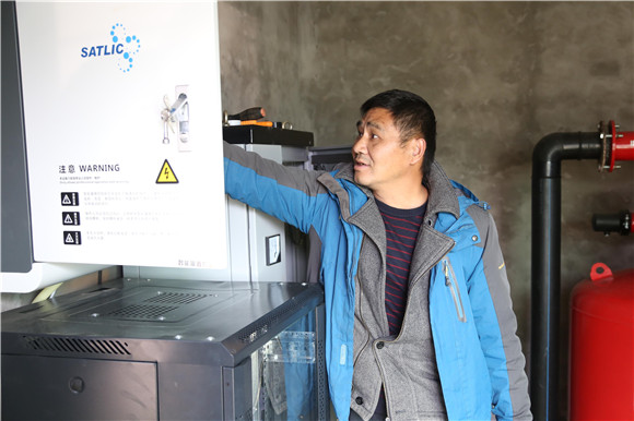 楊家全正在對&ldquo;水肥一體化&rdquo;設(shè)備進行調(diào)試