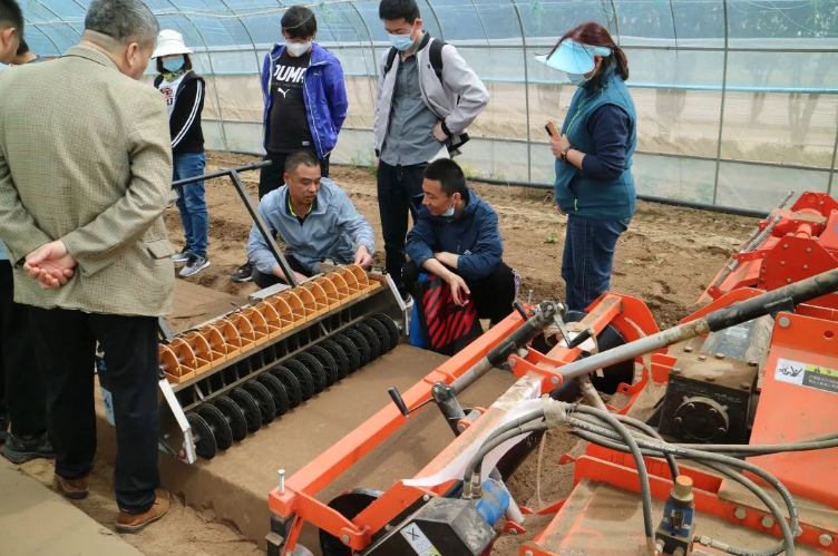 農(nóng)機(jī)地頭展——2023年北方設(shè)施葉菜生產(chǎn)全程機(jī)械化專題演示展示活動(dòng)成功舉辦